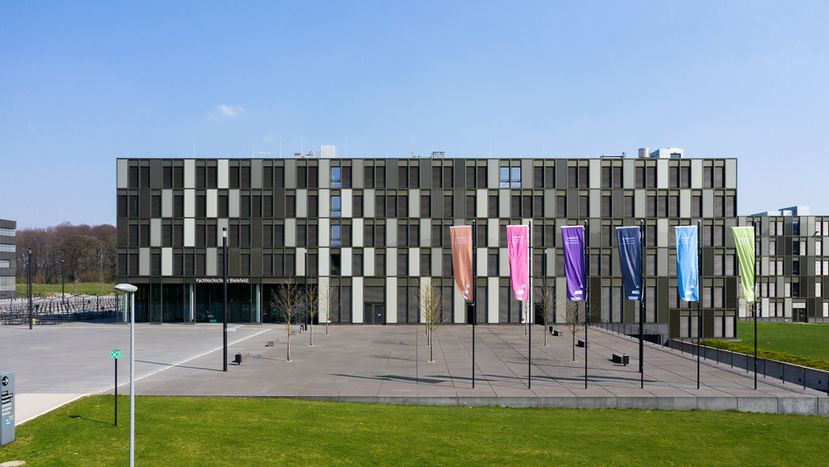 Das Gebäude der FH Bielefeld, Campus Bielefeld mit verschiedenfarbigen Flaggen